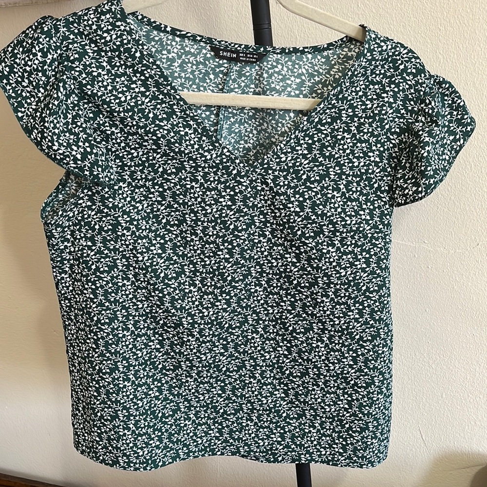Green flower print top